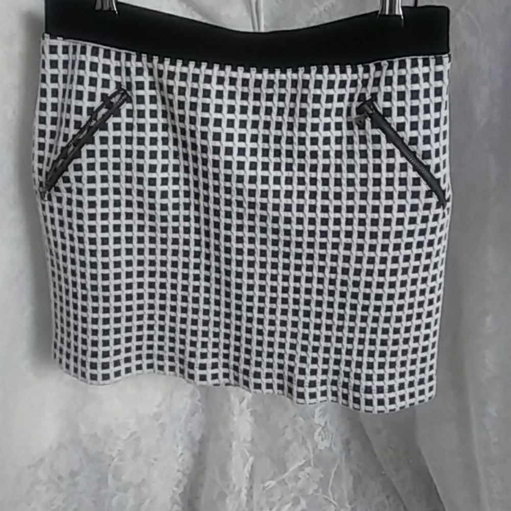 Lou & Grey Black & White Box Pattern skirt W/ Pockets Stretch Knits Comfortable
